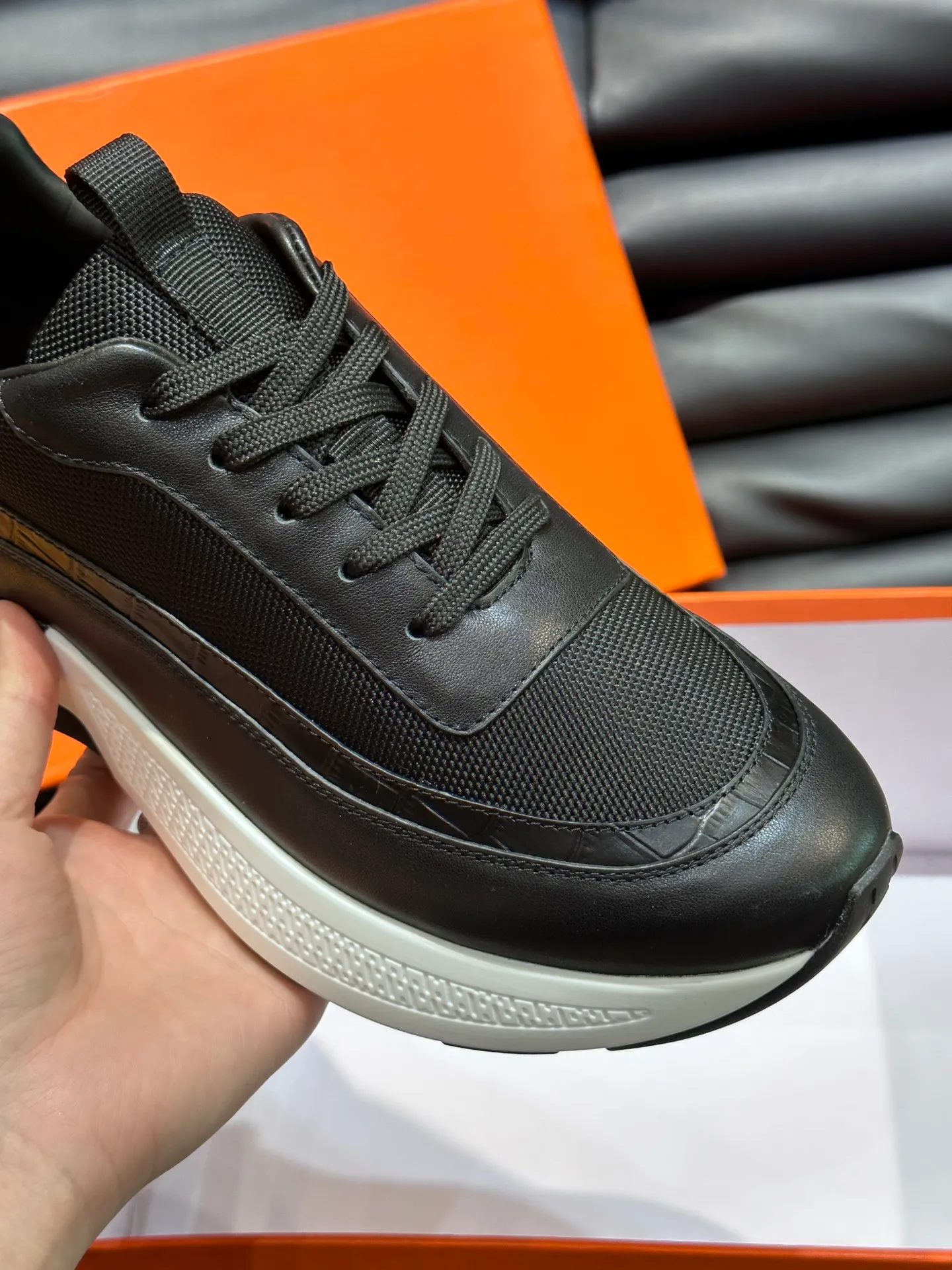 Factory price: 520💰HERMES/Hermes Hugo thick-soled sneakers are casual men's shoes. These sneakers are made of imported first-layer cowhide leather and breathable mesh design. The contrasting color design creates a dynamic and modern shape. The front end of the toe is decorated with natural-color rubber inlays, making it novel and fashionable. The texture is incomparable, with cowhide lining and cowhide foot pads, the upper foot is comfortable and breathable, and the rubber sole is decorated with geometric patterns and iconic "H" details. A very personal one! Size: 39-44 (customized at 38.45)